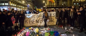 22/03/2016 Bruxelles, nella piazza davanti alla Borsa molte persone hanno reso omaggio alle vittime degli attentati terroristici rivendicati dall'Isis . La frase sullo striscione dice Je suis Bruxelles